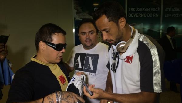 Nen d autgrafo no desembarque em Natal