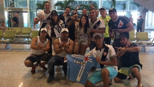 Torcida do Vasco recepciona equipe no aeroporto de Natal