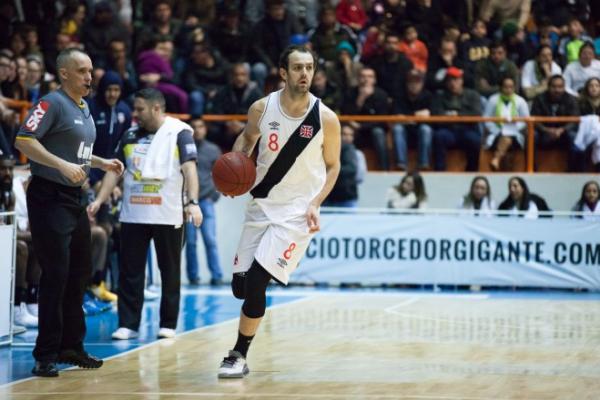 Com grande atuao do MVP das Finais, Gacho, o Vasco bateu o Campo Mouro fora de casa e conquistou a Liga Ouro 2016