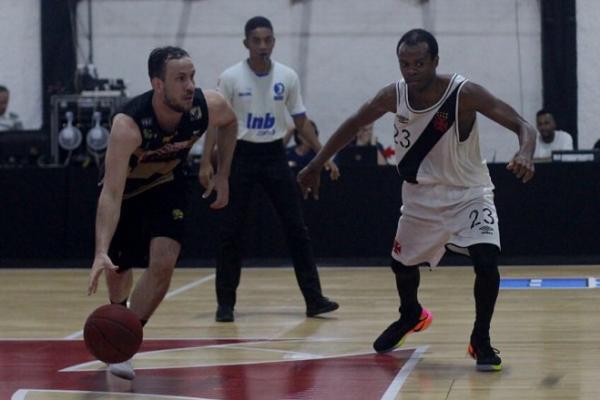 No primeiro reencontro entre os dois times, o Campo Mouro deu o troco e bateu o Vasco fora de casa, desta vez pelo NBB CAIXA 16/17