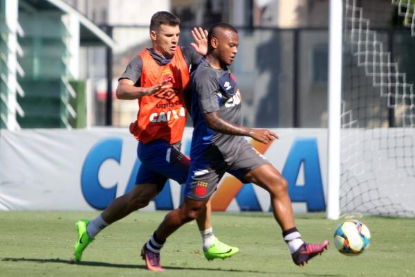 Wagner marca colombiano Manga durante treinamento