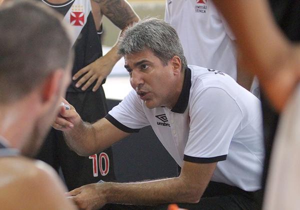 Tcnico Ded Barbosa orienta jogadores durante jogo contra o Campo Mouro
