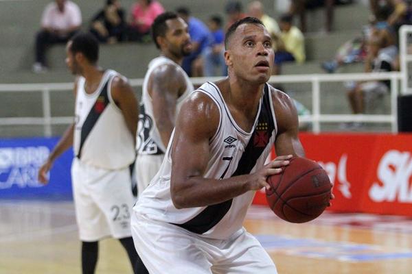 Wagner em ao durante partida no Ginsio Vasco da Gama