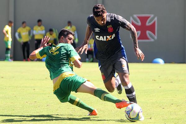 Henrique dribla Bruno Ritter e leva profissionais ao ataque