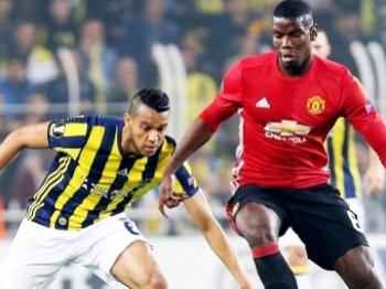 Souza marca Pogba durante jogo com o United