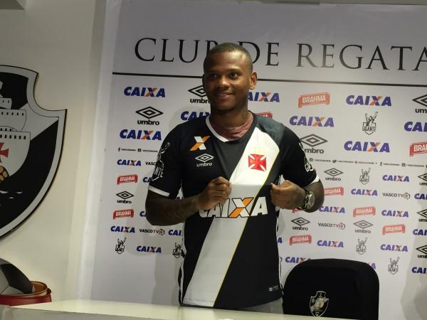 Manga Escobar veste a camisa do Vasco: colombiano refora o time