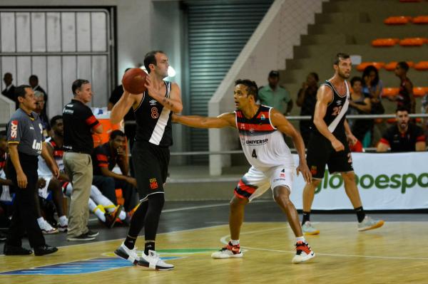 Gacho observa a melhor jogada