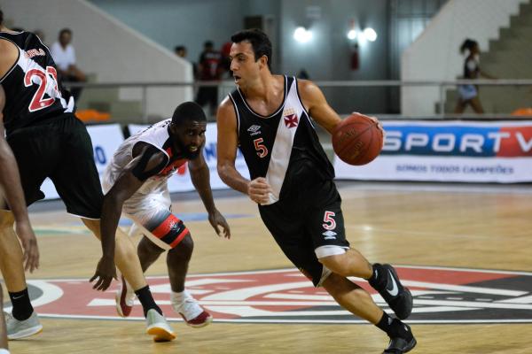 Hlio entrou na vaga de David Jackson no quinteto inicial