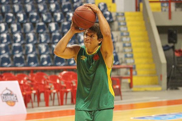 Marcellus arremessa durante reconhecimento do ginsio em Fortaleza