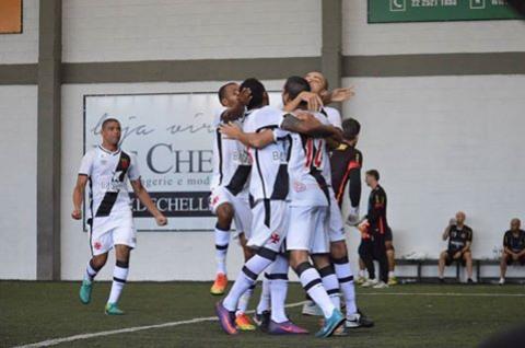 Comemorao aps a vitria nos shootouts, com direito a vaga na final