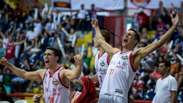 Atletas do Basquete Cearense comemorando a vitria diante do Vasco