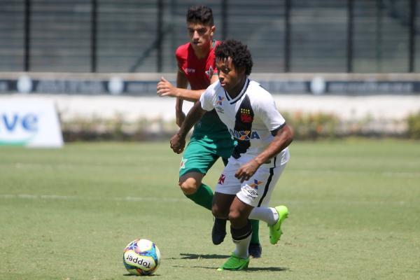 Paulo Vitor em ao contra a Portuguesa