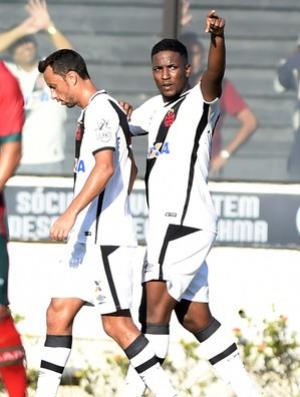 Thalles comemora seu gol sobre a Portuguesa