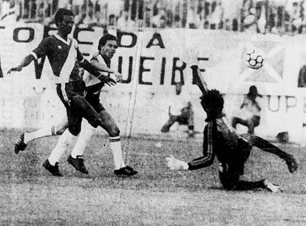 Arturzinho passa por Bira, e na sa�da de Ocimar, toca a bola por cima, no quinto gol (Jornal do Brasil - 20/02/1984)