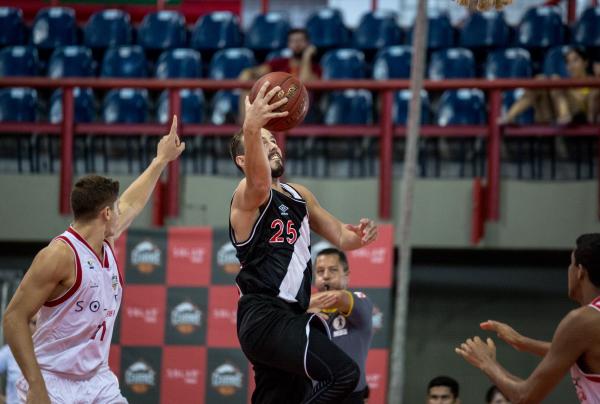Bruninho em ao contra o Basquete Cearense