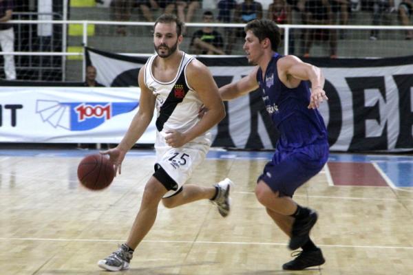 Bruninho tenta o drilhe no adversrio, em confronto contra o Maca