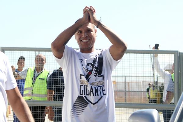 Fabuloso agradece carinho da torcida no Santos Dumont