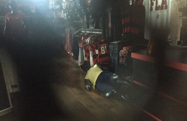 Apesar das portas fechadas, manequim apareceu cado no cho em loja do Flamengo
