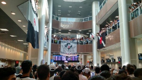 Torcida do Vasco lotou o saguo do aeroporto Santos Dumont para a chegada de Luis Fabiano
