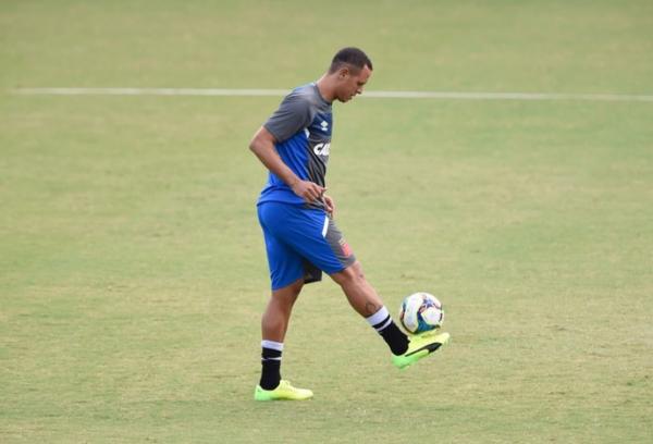 Luis Fabiano no treino em So Janurio