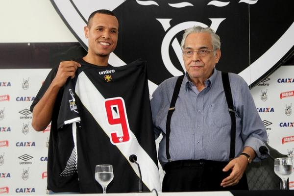 Presidente Eurico Miranda entrega camisa para Luis Fabiano