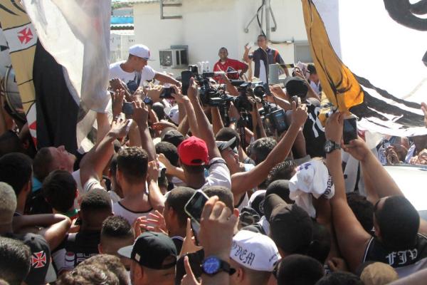 Luis Fabiano nos braos da torcida no Santos Dumont