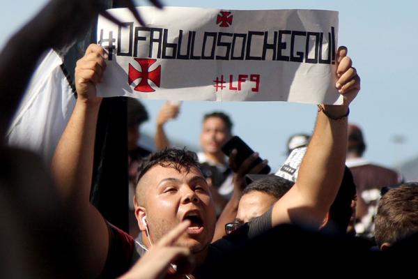 Torcedores no esconderam a alegria na chegada do Fabuloso