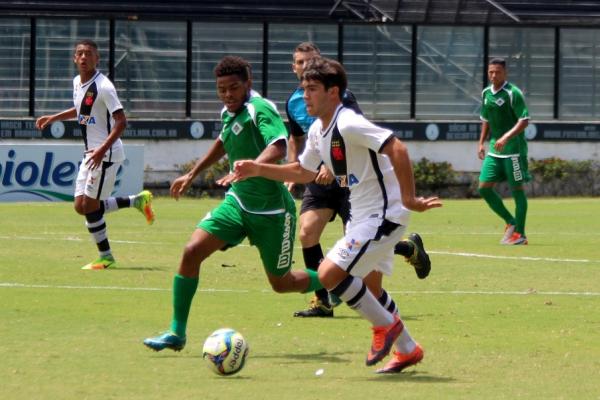 Dudu conduz a bola com categoria contra a Cabofriense