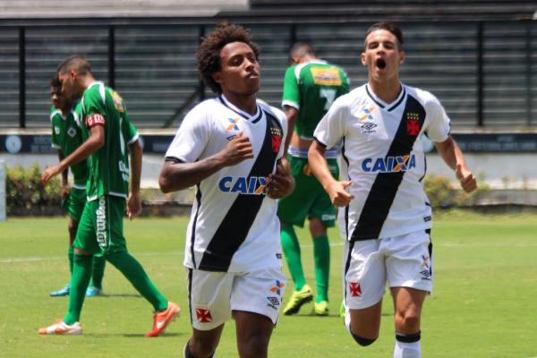 Paulo Vitor e Moresche festejam o primeiro gol vascano