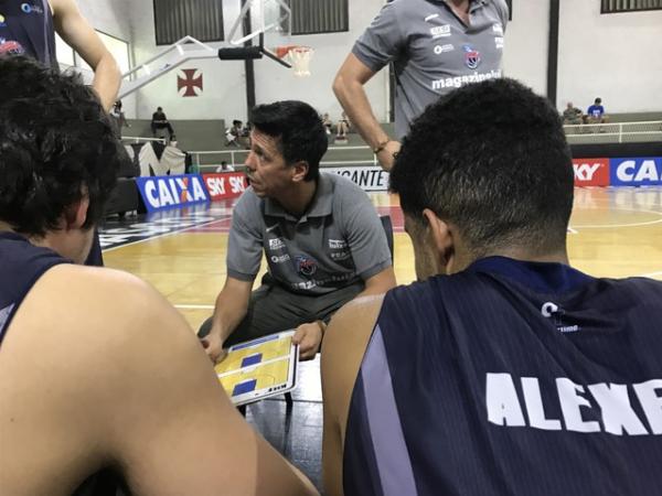 Helinho, que foi jogador do Vasco, orientando o time do Franca, do qual  treinador