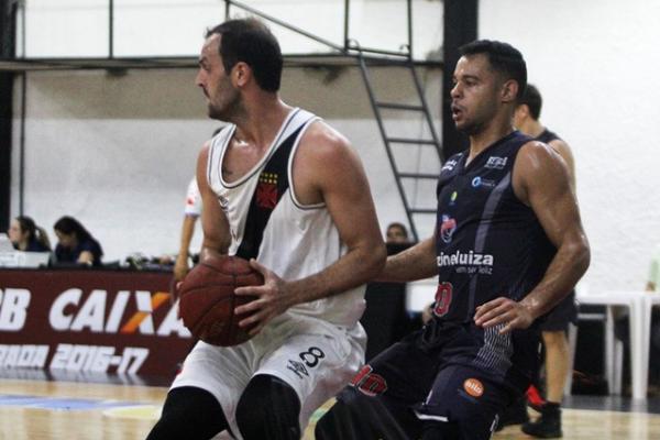 Vasco e Franca jogaram na noite desta quinta em So Janurio