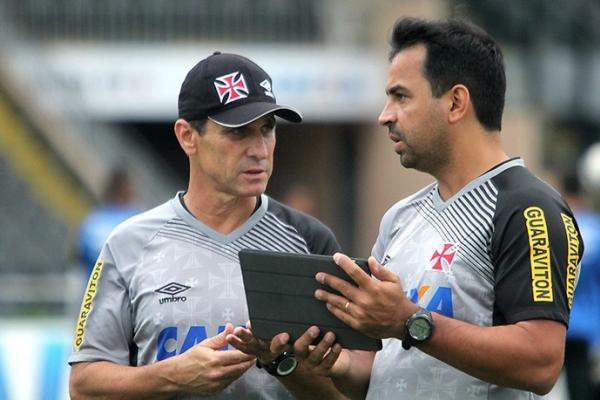 Jorginho conversa com Cleber dos Santos no Vasco