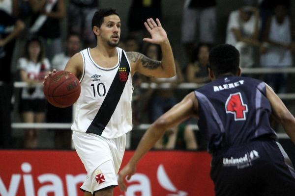Palacios, do Vasco, com a bola no jogo contra o Franca