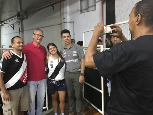 Hlio Rubens e Helinho foram tietados pela torcida do Vasco aps o jogo