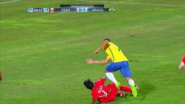 Paulinho sofrendo pnalti