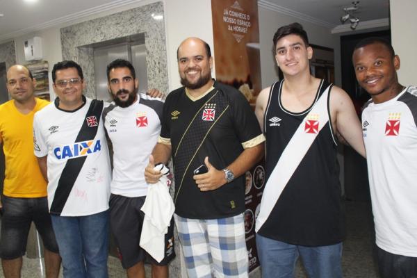 Gigantes posam com Escudero e Manga no Hotel Seleto