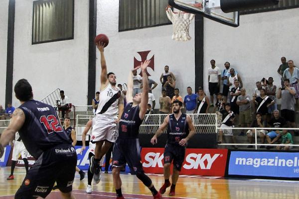 Palacios marcou a cesta decisiva na vitria desta noite