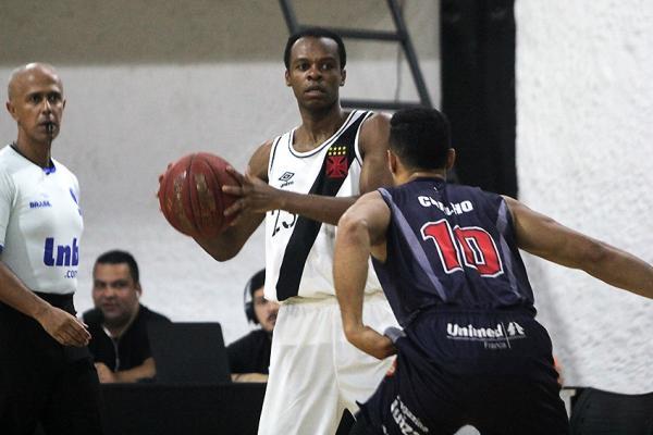 Nezinho observa melhor jogada para o Vasco