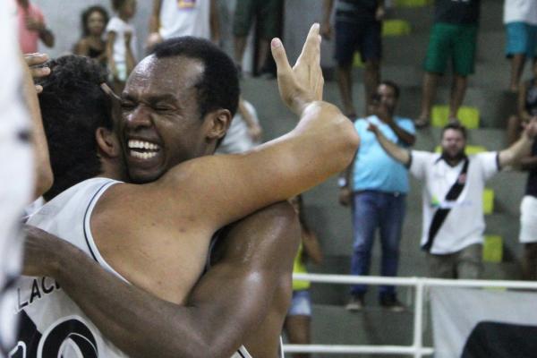 Palacios recebe abrao emocionante de Nezinho aps a cesta da vitria