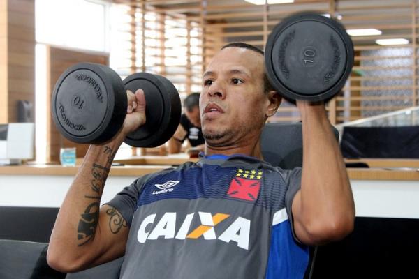 Luis Fabiano se exercita no CT do Vasco