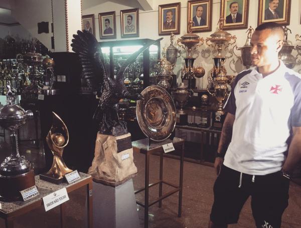 Luis Fabiano visita a sala de trofus do Vasco
