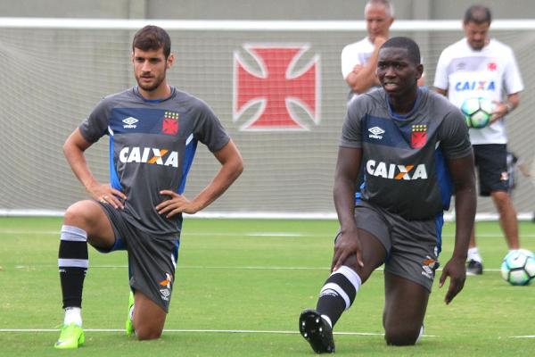 Guilherme e Jomar aquecem no campo anexo
