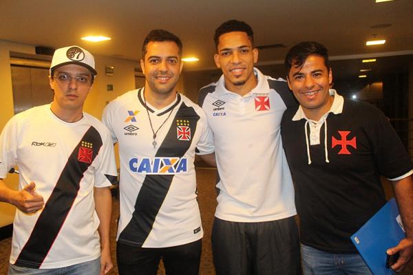Luis, Rodrigo e Renato posam com Gilberto