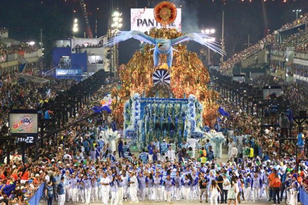 Portela apresenta o enredo 'quem nunca sentiu o corpo arrepiar ao ver esse rio passar'