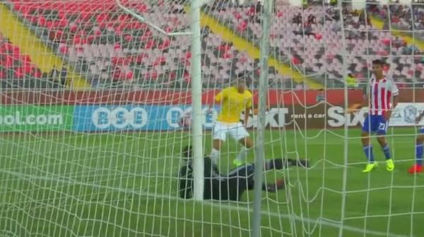 Aps cabeceio, Paulinho v a bola bater na trave do Paraguai