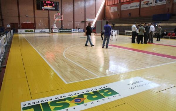 Em 2013, Ministrio do Esporte doou material todos os clubes participantes do NBB