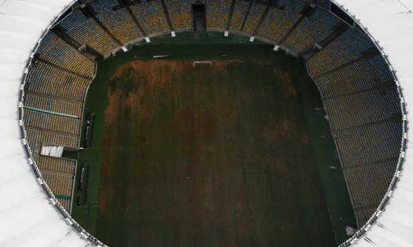 Vista area do Maracan: gramado castigado