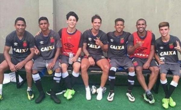 Jorge Henrique e Diguinho e Julio Cesar ao lado dos meninos do sub-15 do Vasco