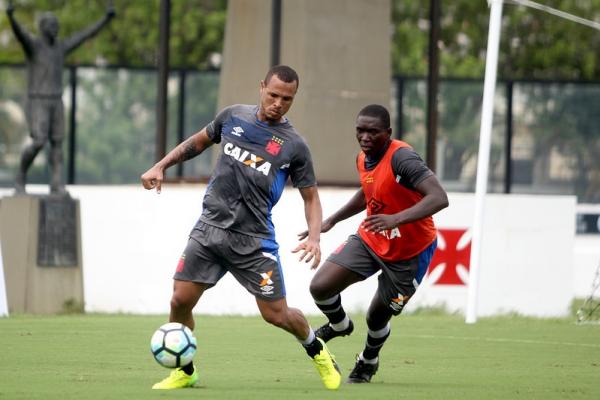 Luis Fabiano em disputa de bola com Jomar
