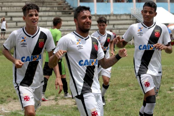 Moresche, Hugo e Luan comemoram segundo gol